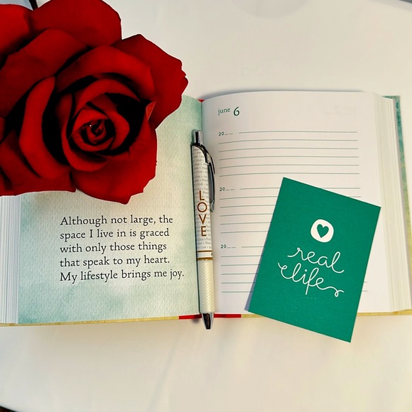 Life-Changing Magic: A Journal - Spark Joy Every Day - Picture 2 of 10